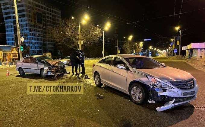 ДТП Харьков: столкнулись автомобили Hyundai Sonata и Chevrolet Lanos. 